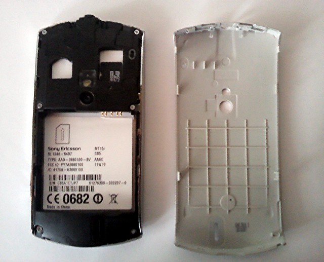 Akkufach, Simkarten- und MicroSD-Kartensteckplätze