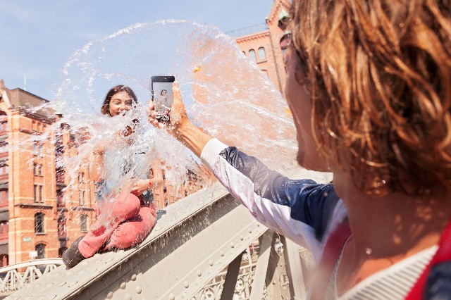 Sony Xperia V - (Bild: Sony) Xperia V Lifestyle Waterproof Video hires Große Webansicht