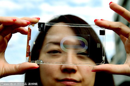 Erster Protoyp eines transparenten Smartphones (Bild: Chinadaily) Erster Protoyp eines transparenten Smartphones (Bild: Chinadaily)