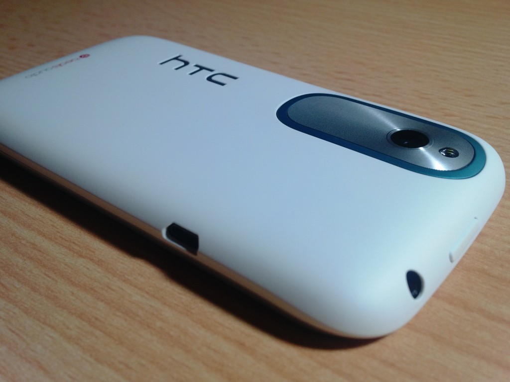 HTC Desire X - Anschlüsse (Bild N-Droid.de) Abbildung zum Artikel „Das HTC Desire X im Test – Günstiger Mittelklasse-Allrounder“