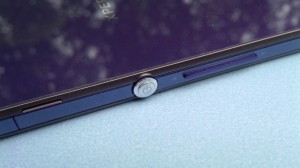Sony Xperia Z - Ein-/Aus-/Sperrtaste, Lautstärkewippe (Bild: N-Droid.de) Abbildung zum Artikel „Das Sony Xperia Z im Test – Hervorragende Performance, matte Displayfarben“