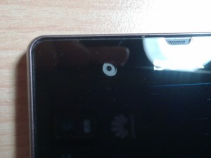 Sony Xperia Z - Rille zwischen Display und Cover (Bild: N-Droid.de) Abbildung zum Artikel „Das Sony Xperia Z im Test – Hervorragende Performance, matte Displayfarben“