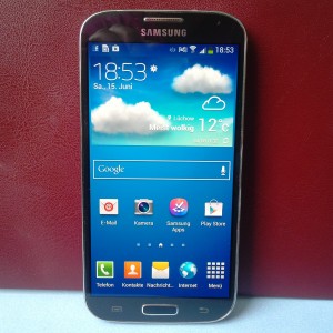 Samsung Galaxy S4 - Front (Bild: N-Droid) Abbildung zum Artikel „Das Samsung Galaxy S4 im Test – Wie eine schlimme 1980er Jahre-Krawatte“