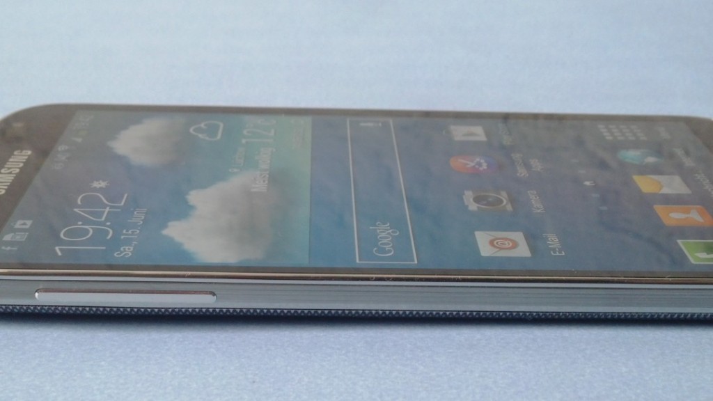 Samsung Galaxy S4 - reflektierendes Display (Bild: N-Droid) Abbildung zum Artikel „Das Samsung Galaxy S4 im Test – Wie eine schlimme 1980er Jahre-Krawatte“
