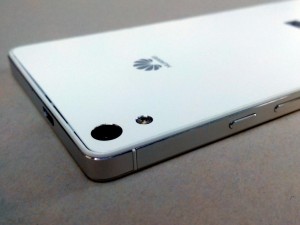 Huawei Ascend P6 - Spaltmaße (Bild: N-Droid.de)