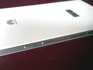 Huawei Ascend P6 - Steckplatzabdeckungen, Tasten (Bild: N-Droid.de)