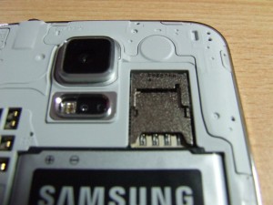 Samsung Galaxy S5 Doppelsteckplatz MicroSD, MicroSim (Bild: N-Droid.de)