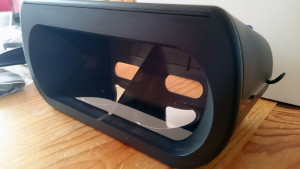 2.) Doch dahinter verbirgt sich ein raffiniertes System: Zwei Spiegel am Boden und eine im 45°-Winkel angebrachte Plexiglasescheibe erzeugen ein AR-Erlebnis, das die Konkurrenz deklassiert.