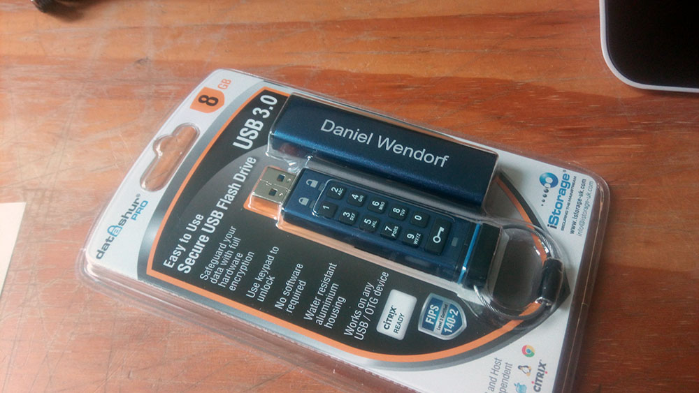 In Plastik verpackt - und extrem hochwertig. Der datAshur PRO. (Foto: N-Droid.de)